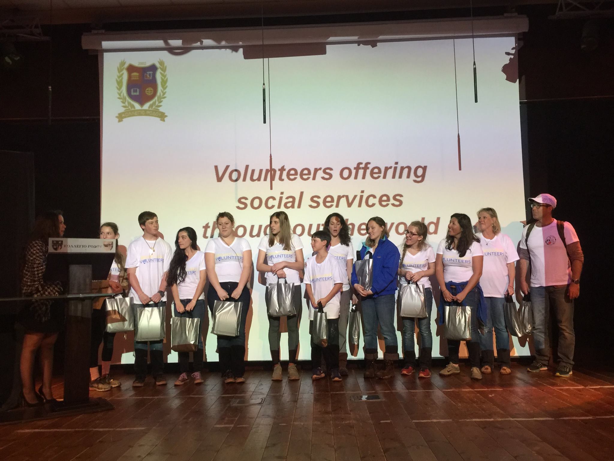 ΑΜΕΡΙΚΑΝΟΙ   ΜΑΘΗΤΕΣ  ΑΠΟ ΤΗΝ BRIGHT LIGHT VOLUNTEERS  ΣΤΟ ΚΟΛΛΕΓΙΟ ΡΟΔΟΥ